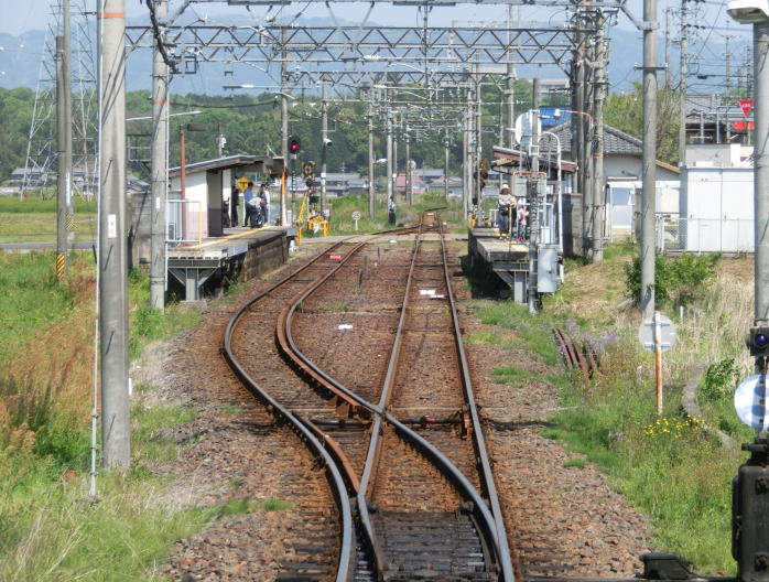 伊賀神戸方向から猪田道駅に入る